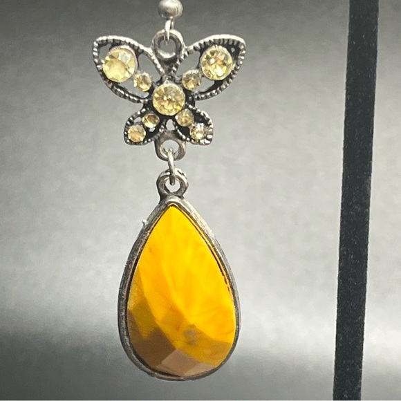 Vintage butterfly-motif teardrop earrings with a yellow acrylic stone, - Picture 6 of 6